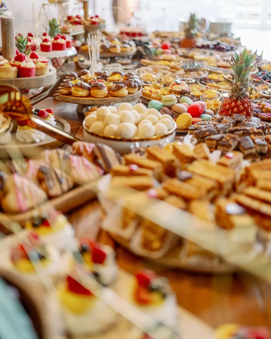 Candy bar cu sute de prăjituri