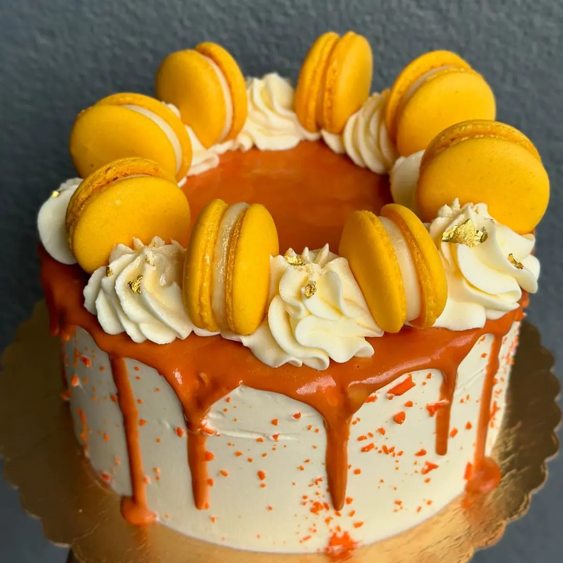 Tort aniversar cu drip de caramel și macarons