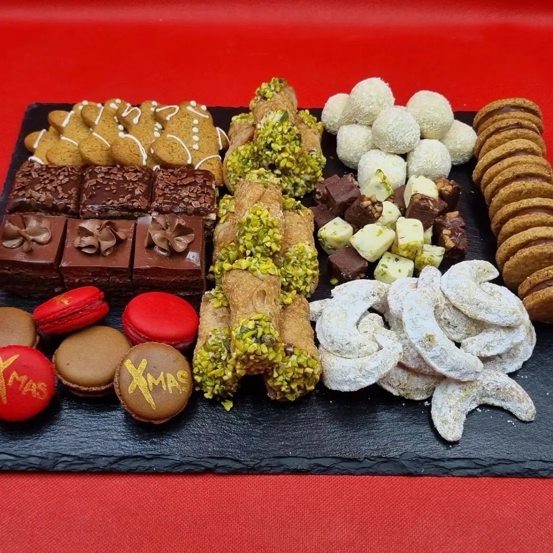 Platou cu ciocolată, cannoli și macarons