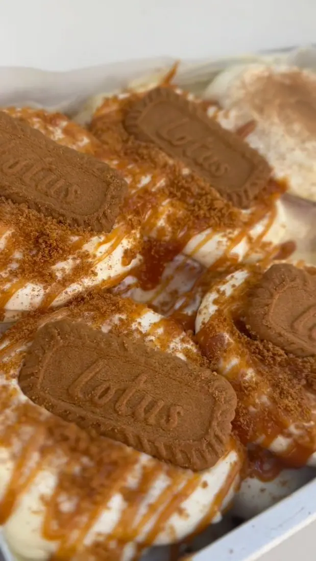 Cinnamon rolls cu Lotus