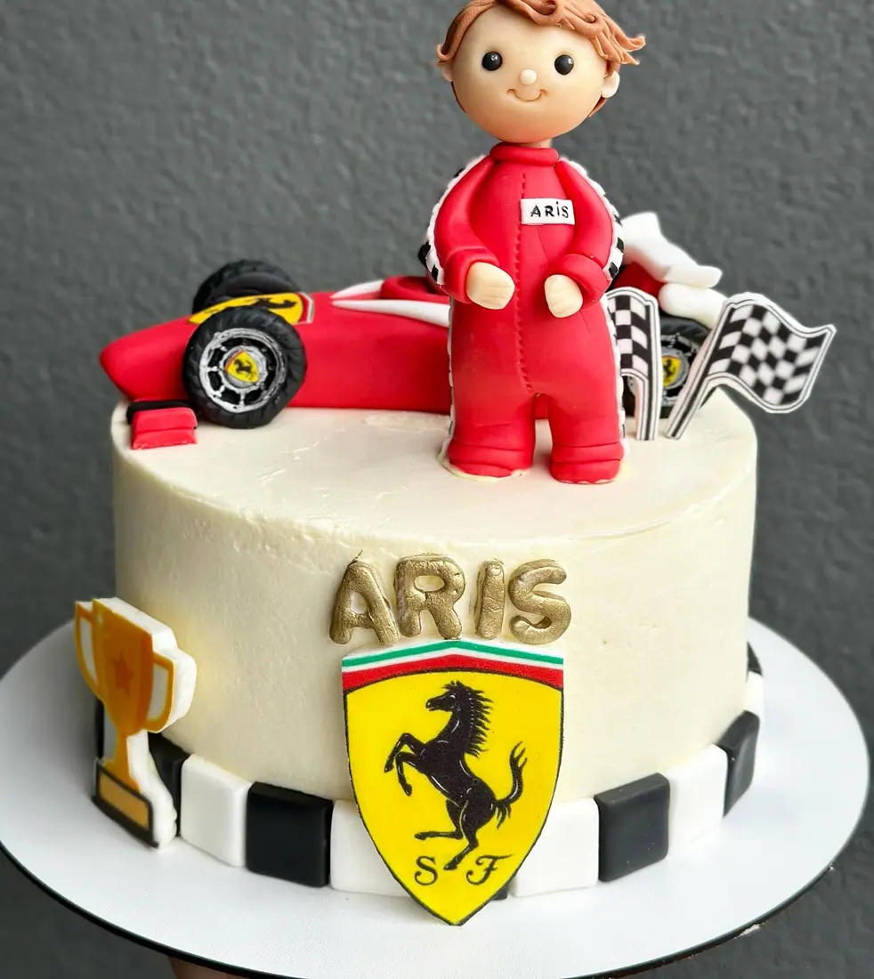 Tort pentru copii cu pilot de Formula 1 modelat din pastă