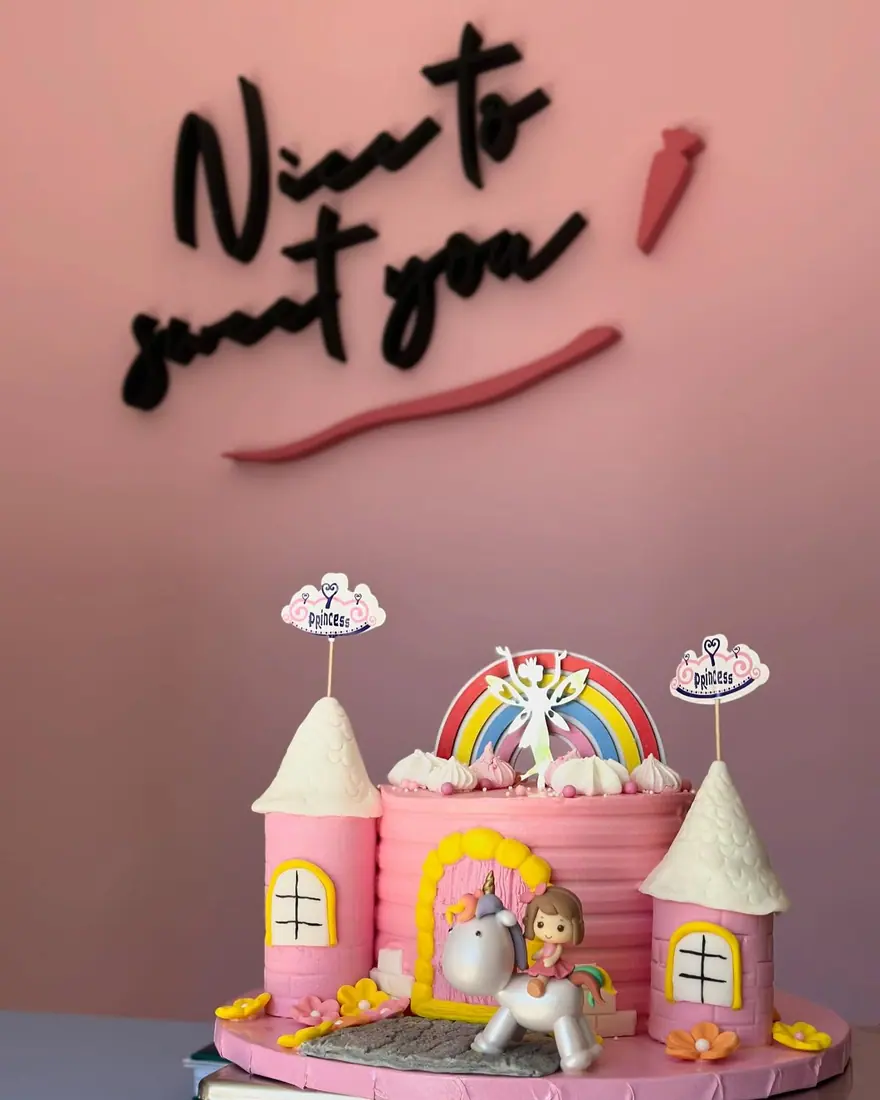 Peretele roz din laboratorul nostru, cu „Nice to sweet you” și un tort-castel