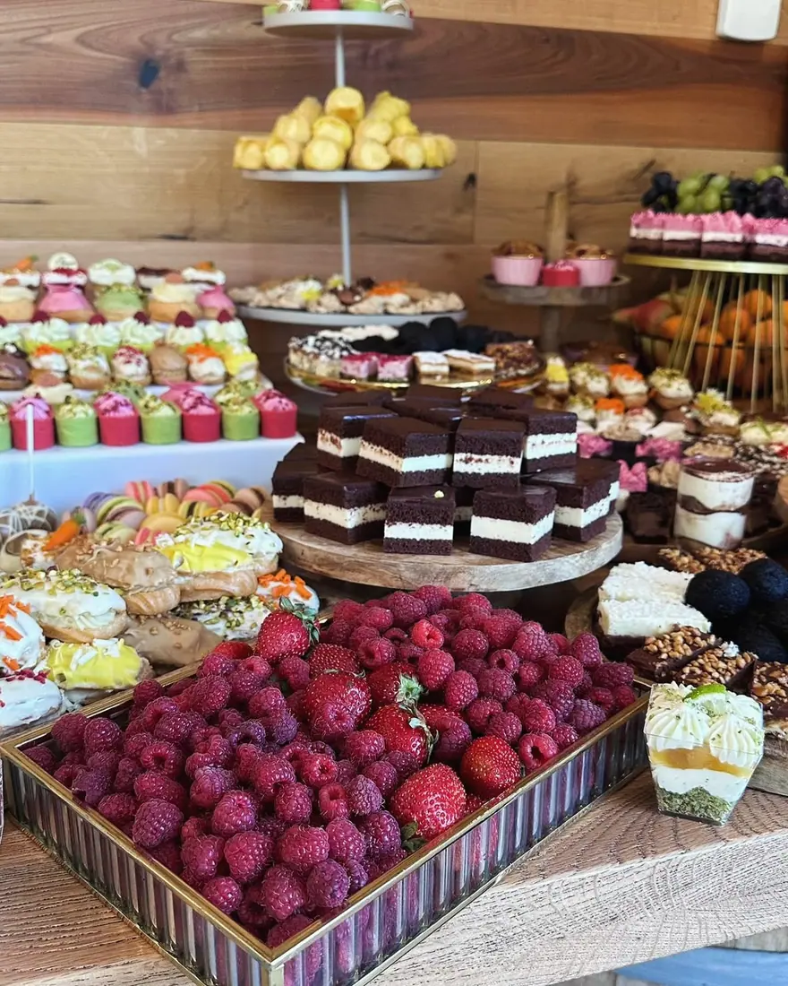 Candy bar cu zmeură, eclere și prăjituri