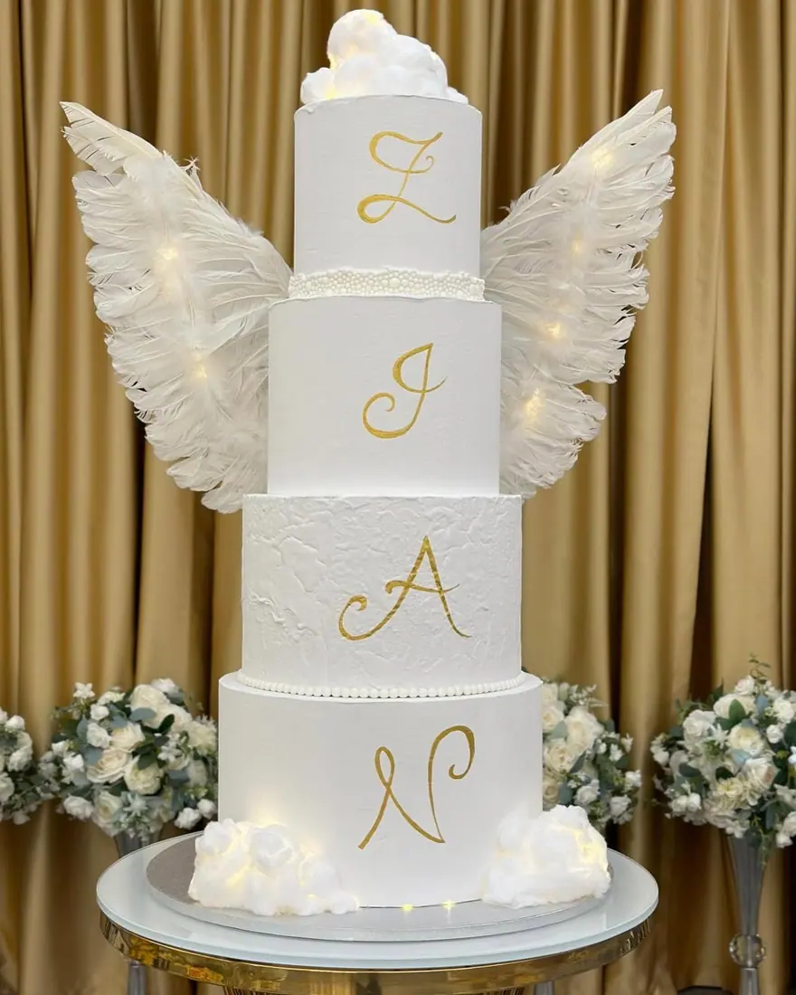 Tort de nuntă pe patru etaje cu aripi și inițiale aurii